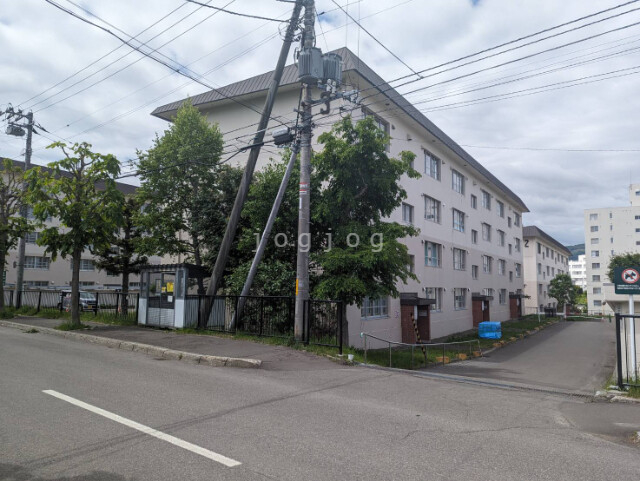 札幌西月寒団地３号棟の建物外観