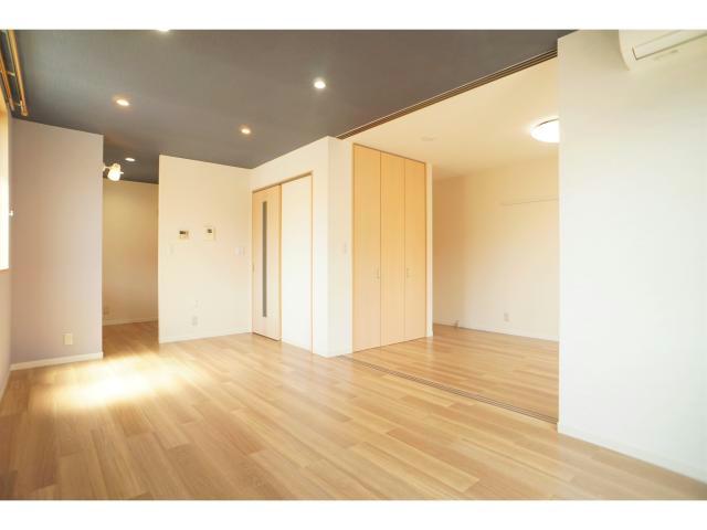 居室・リビング　ダウンライトの映えるお部屋です！