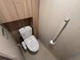 トイレ　タオル掛け付きトイレです。　上には収納スペースもあるので日用