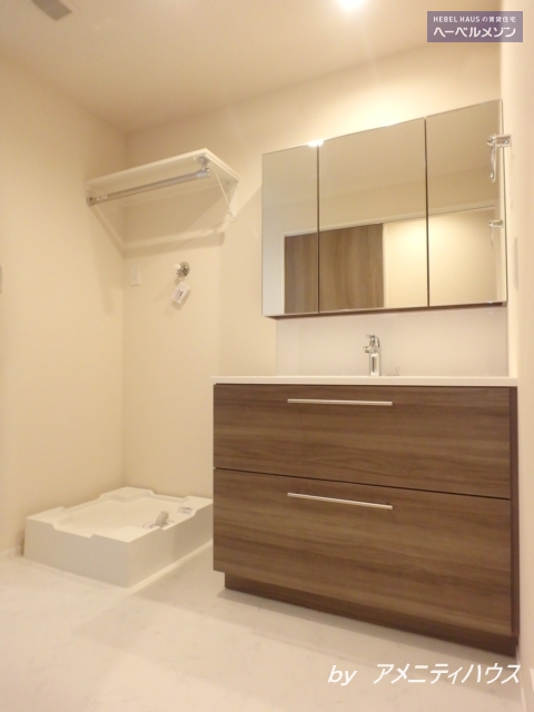 洗面設備　●朝の準備もラクラク　快適な独立洗面スペースあり。