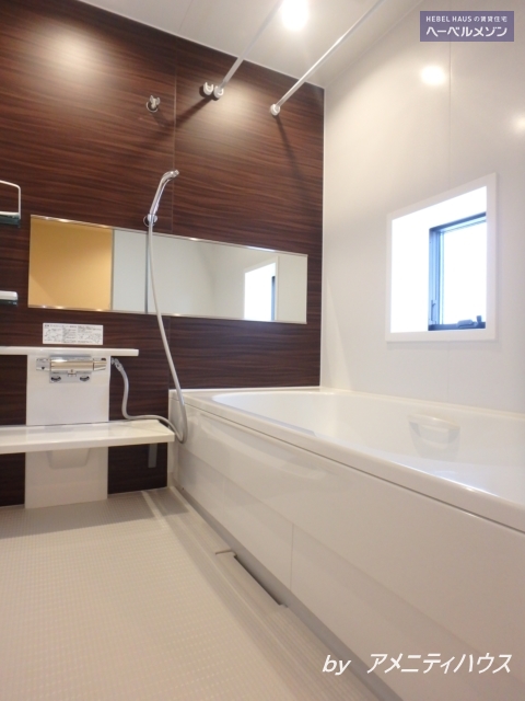 バス・シャワールーム　●ゆったり一坪タイプのバスルーム。