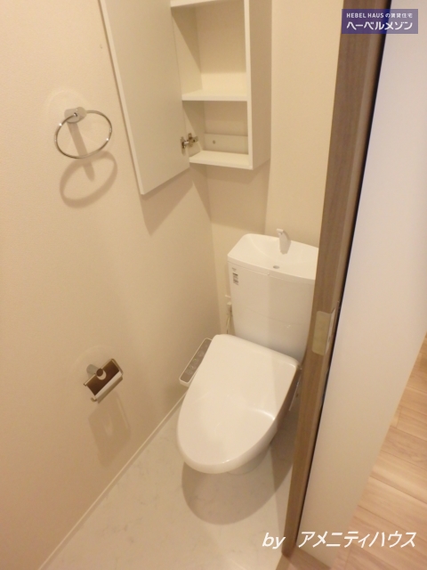 トイレ　●温水洗浄暖房便座付きの快適なトイレスペース。