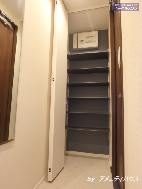 玄関　●マルチシューズクロークで、玄関回りもスッキリ。