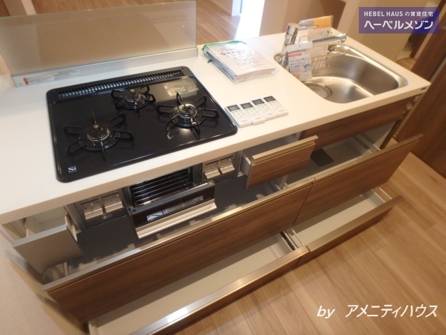 キッチン　●３口ガスコンロ・グリル付きのシステムキッチン。