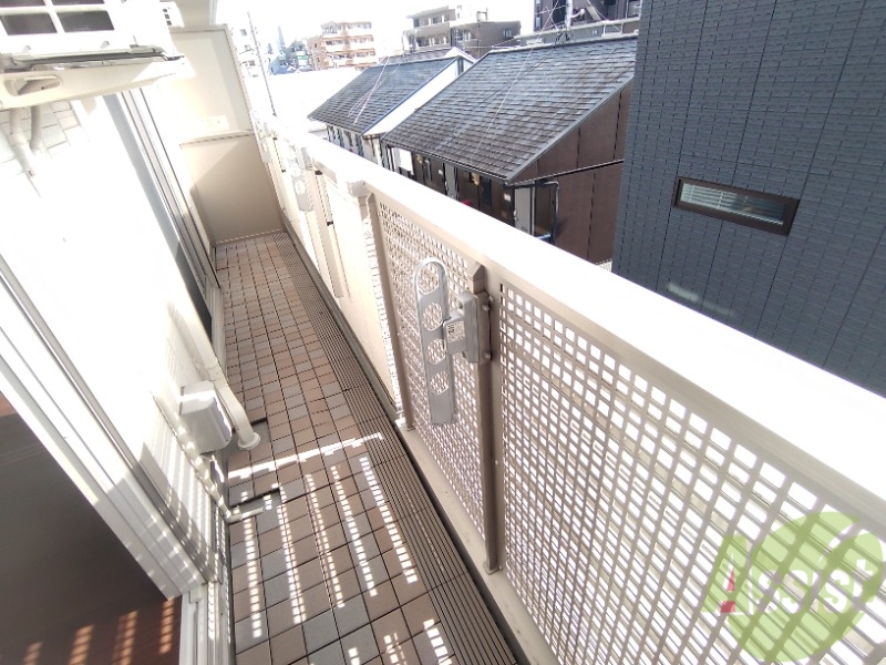 バルコニー　ベランダはよく日が当たり気持ちの良い空間です。
