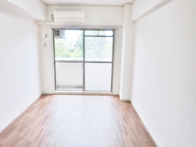 居室・リビング　明るいお部屋です