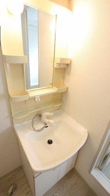 洗面設備　朝の支度にも助かる、独立の洗髪洗面化粧台　※参考写真です