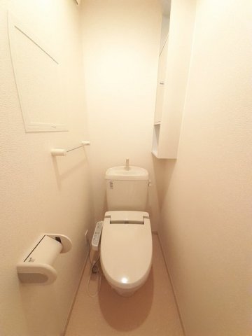 トイレ　落ち着いた色調のトイレです