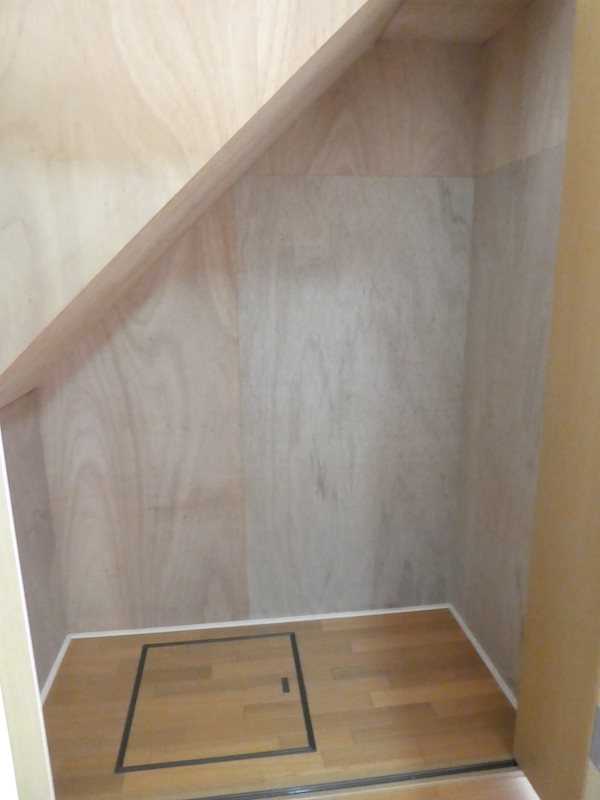 収納　階段下収納