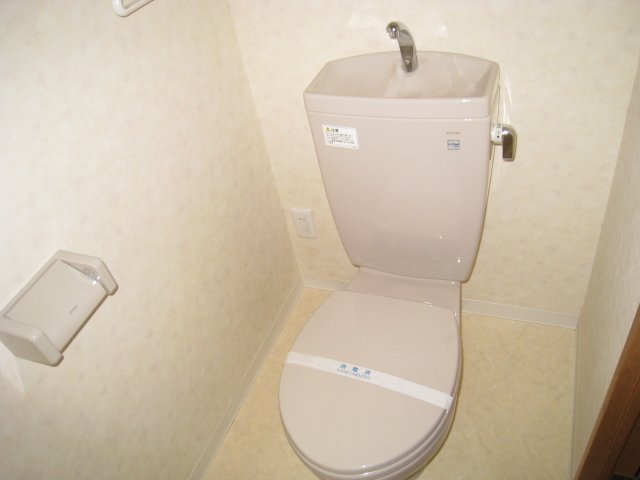 トイレ　同物件、別号室のものです。