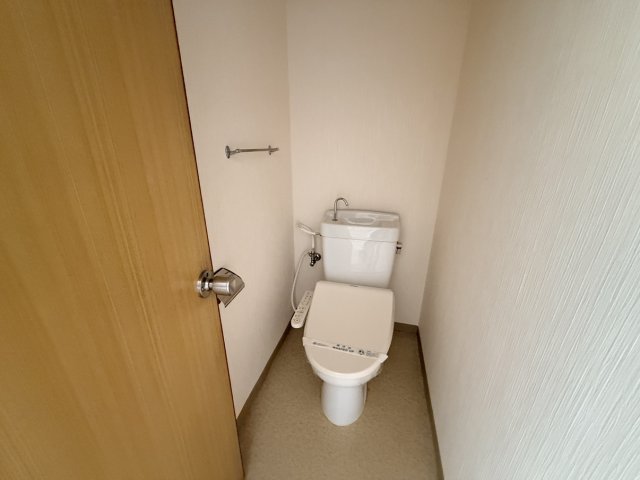 トイレ　別号室の写真です。