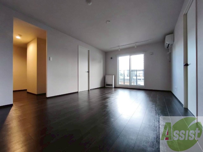 居室・リビング　木目のフローリングは落ち着きのある印象のお部屋になりますね。