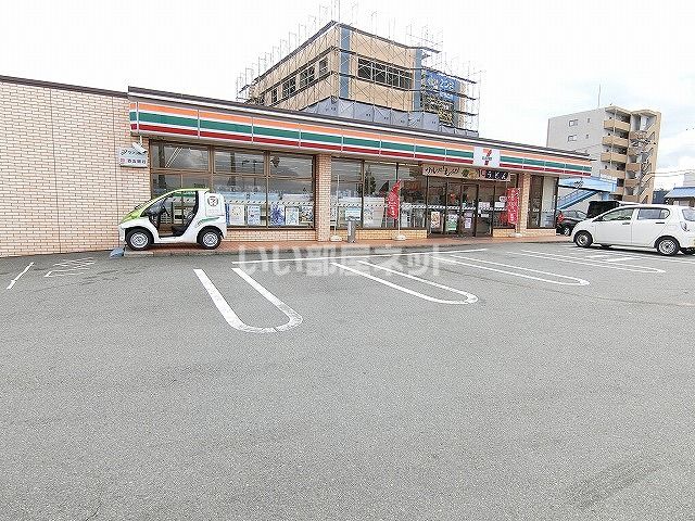 コンビニ　セブンイレブン津市上浜町３丁目店（コンビニ）まで1282m