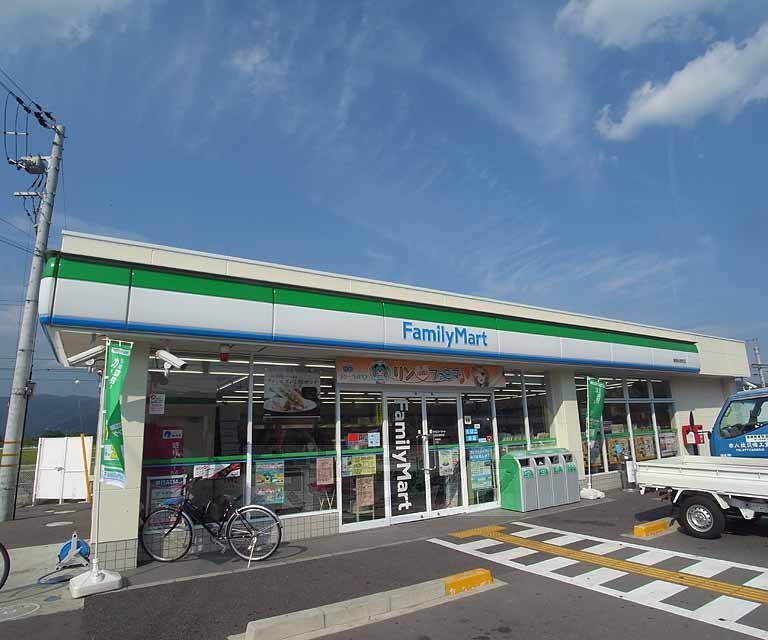 コンビニ　ファミリーマート亀岡河原町店（コンビニ）まで400m