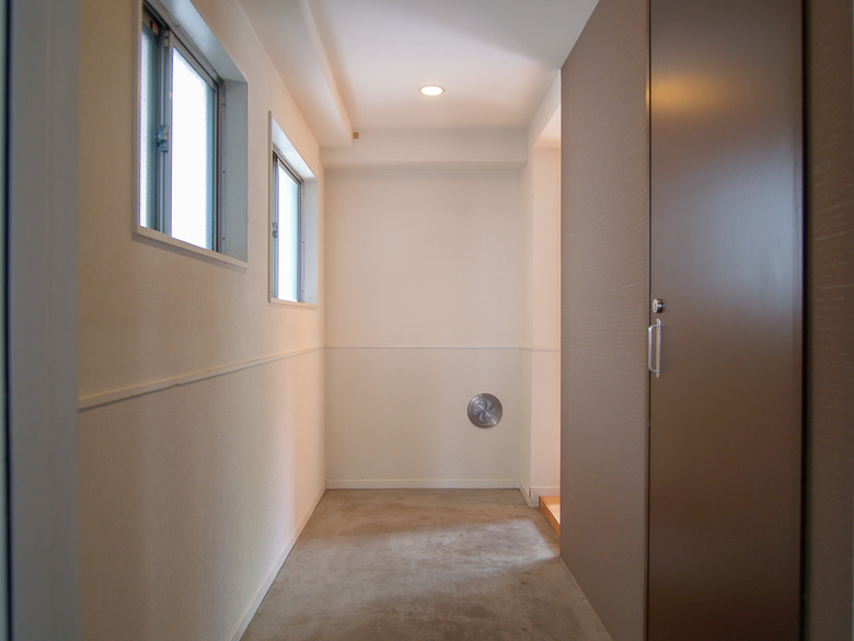 その他　広めの玄関土間に棚やラックを配置し、アクティブな収納へ