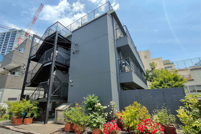 建物外観　鉢植えの植栽が豊かな外観です