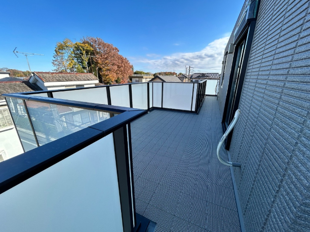 バルコニー　Ｌ字片のバルコニーは見晴らし良好！