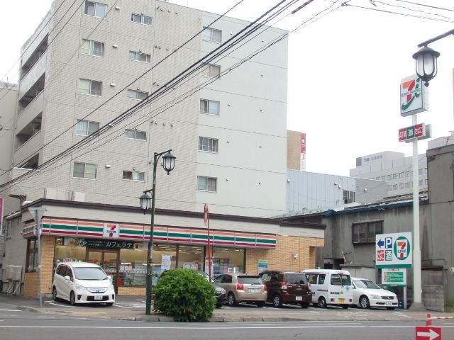 コンビニ　セブンイレブン（コンビニ）まで182m