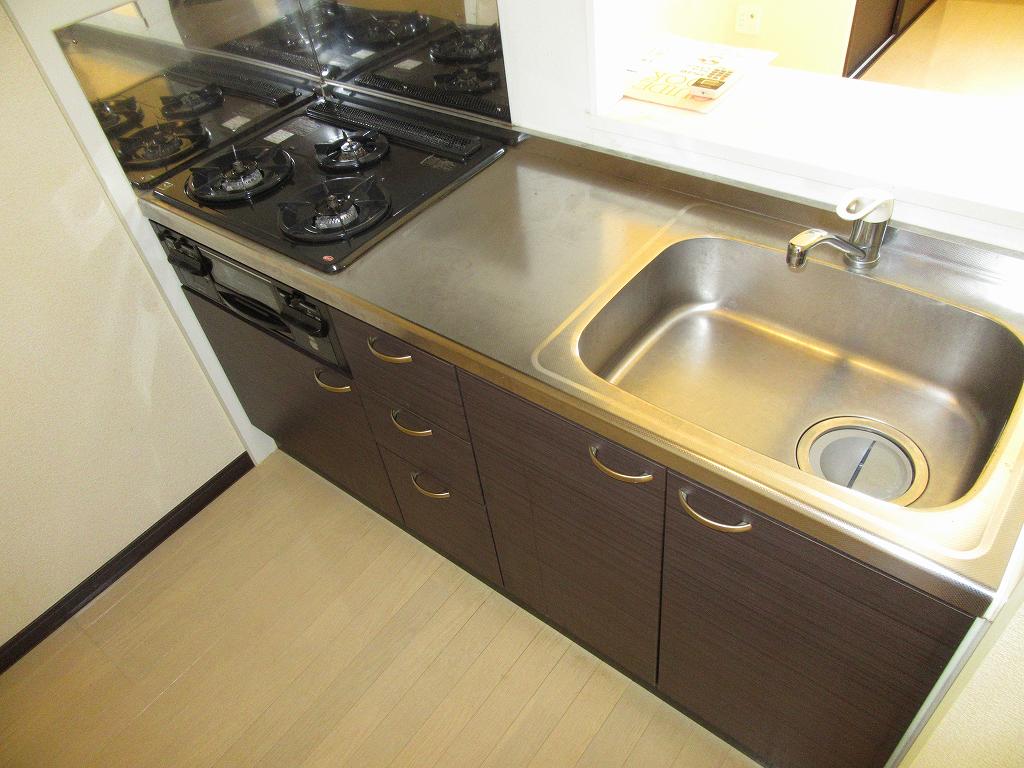 キッチン　カウンター式システムキッチン（ガスコンロ3口、グリル付き）
