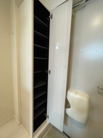 玄関　同物件内201号室の写真です