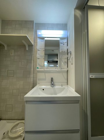 洗面設備　同物件内201号室の写真です