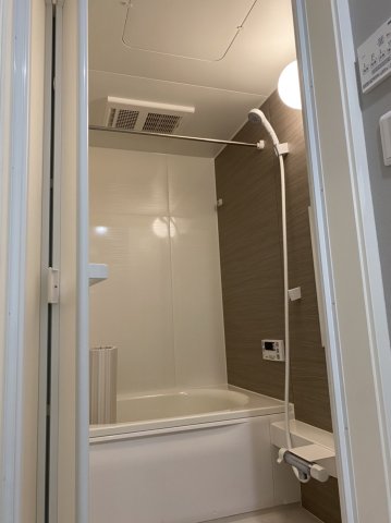 バス・シャワールーム　明るい浴室で１日の疲れを落としてください ※別室　参考写真※