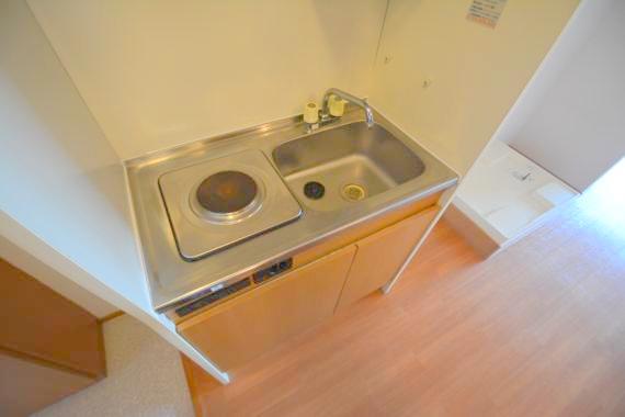 キッチン　ピカピカのミニキッチンです。お料理が楽しくなりますね。