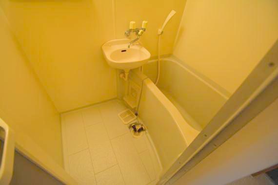 バス・シャワールーム　バスルームはトイレと別々で、広々としていますよ。