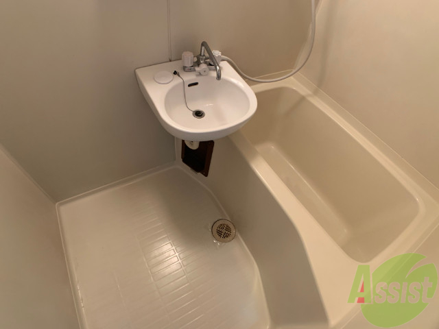 バス・シャワールーム　バスルームは狭すぎず、シャワーも浴びやすそうです。