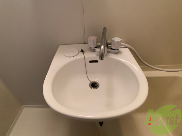 洗面設備　洗面台はこちらです。朝はここで身支度が整えられそうです。