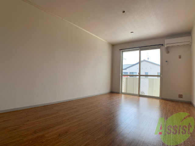 居室・リビング　こちらは８帖のリビングです。広々としてきれいですね。