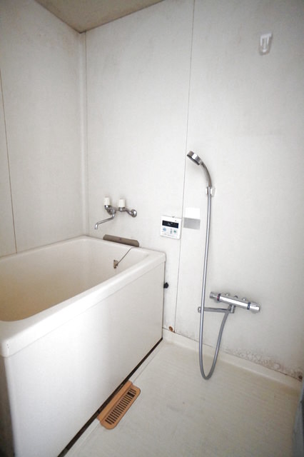 バス・シャワールーム　参考画像　クリーニング前