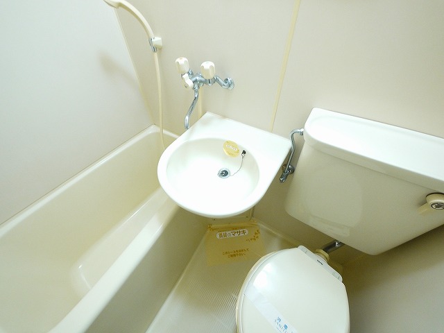 洗面設備　明るい洗面所です