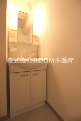 洗面設備　独立洗面台あり、毎朝おしゃれに忙しい女性の方におすすめです