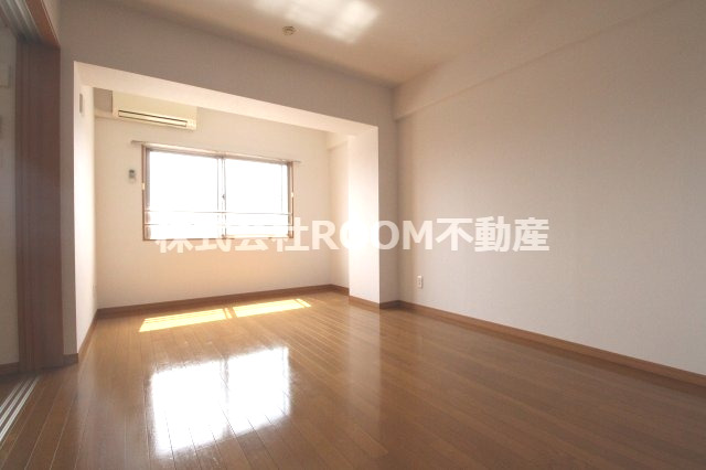 その他部屋・スペース　開放的な寝室です