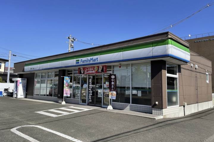 コンビニ　ファミリーマート　遠見塚二丁目店（コンビニ）まで700m