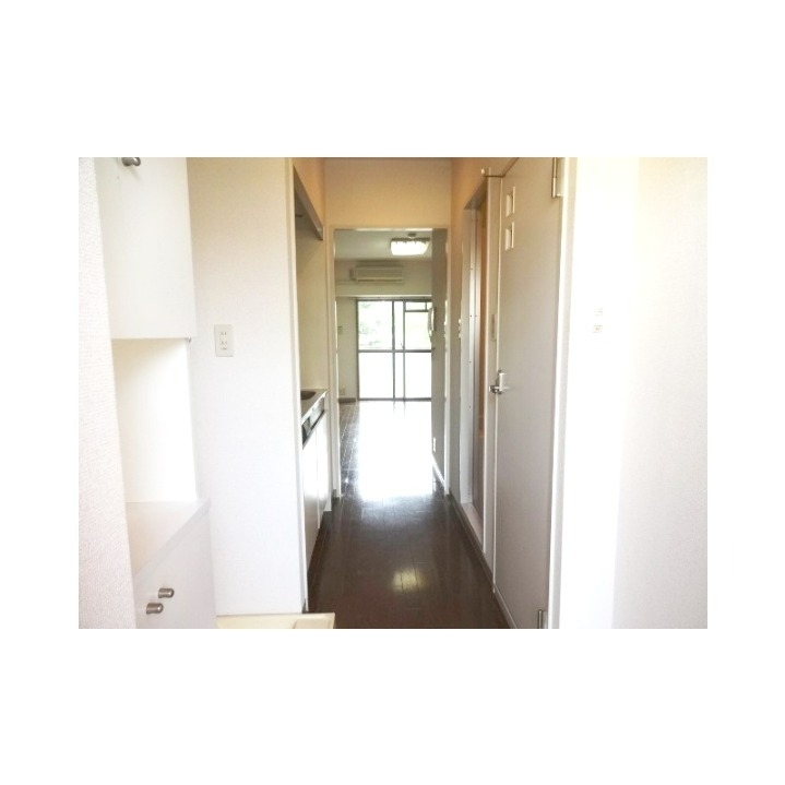 玄関　奥行のあるお部屋ですね♪
