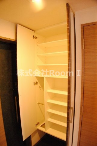 玄関　収納もある玄関です