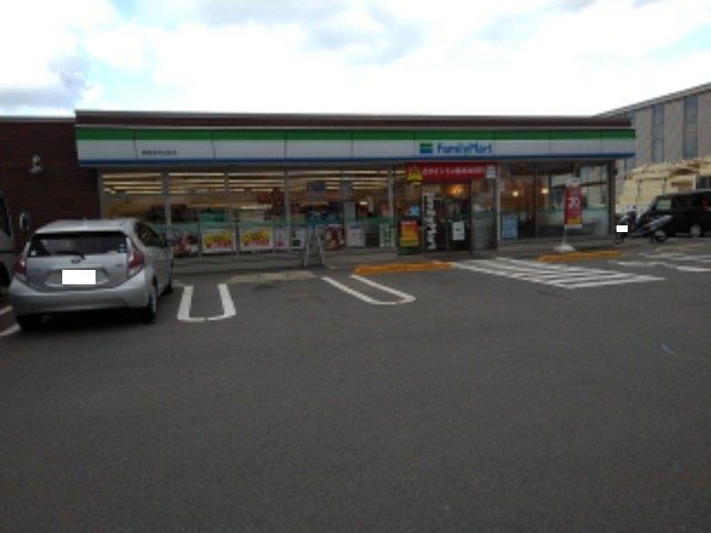 コンビニ　ファミリーマート新居浜外山店様（コンビニ）まで800m
