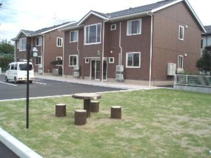 エントランス　敷地内には芝生の公園があります♪