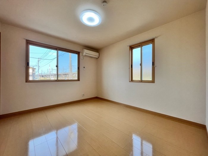 その他部屋・スペース　7帖洋室にはクローゼットのほかにエアコン完備していますので寝