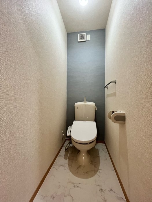 トイレ　アクセントクロスが素敵な空間に♪温水洗浄暖房便座トイレです！