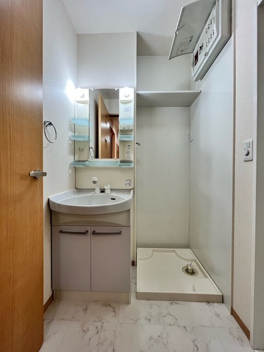 洗面設備　独立洗面化粧台と洗濯機置き場あります◎どちらも収納棚があり便