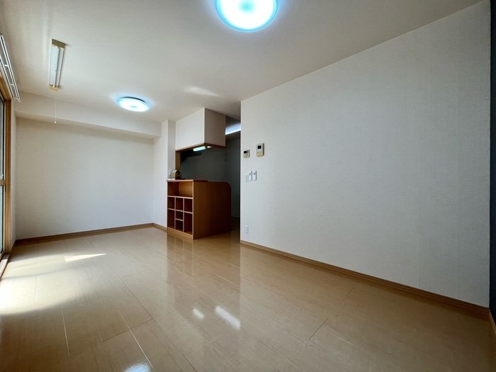 居室・リビング　広々12帖LDK、南向きのバルコニーから陽射しがはいり明るい