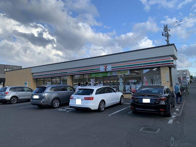 コンビニ　セブンイレブン（コンビニ）まで550m