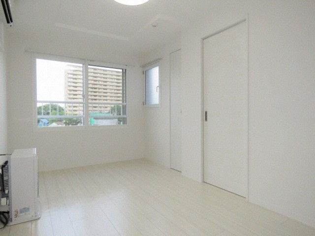 居室・リビング　白を基調としたお部屋です