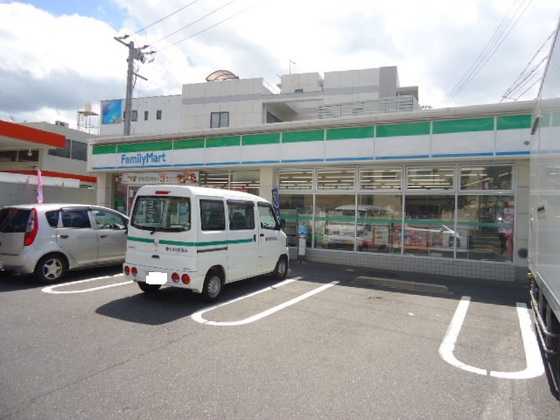 コンビニ　ファミリーマート中広三丁目店（コンビニ）まで339m
