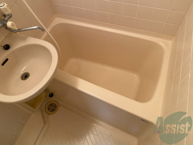 バス・シャワールーム　白くきれいな浴室です、トイレ別で使い易い作りになっています