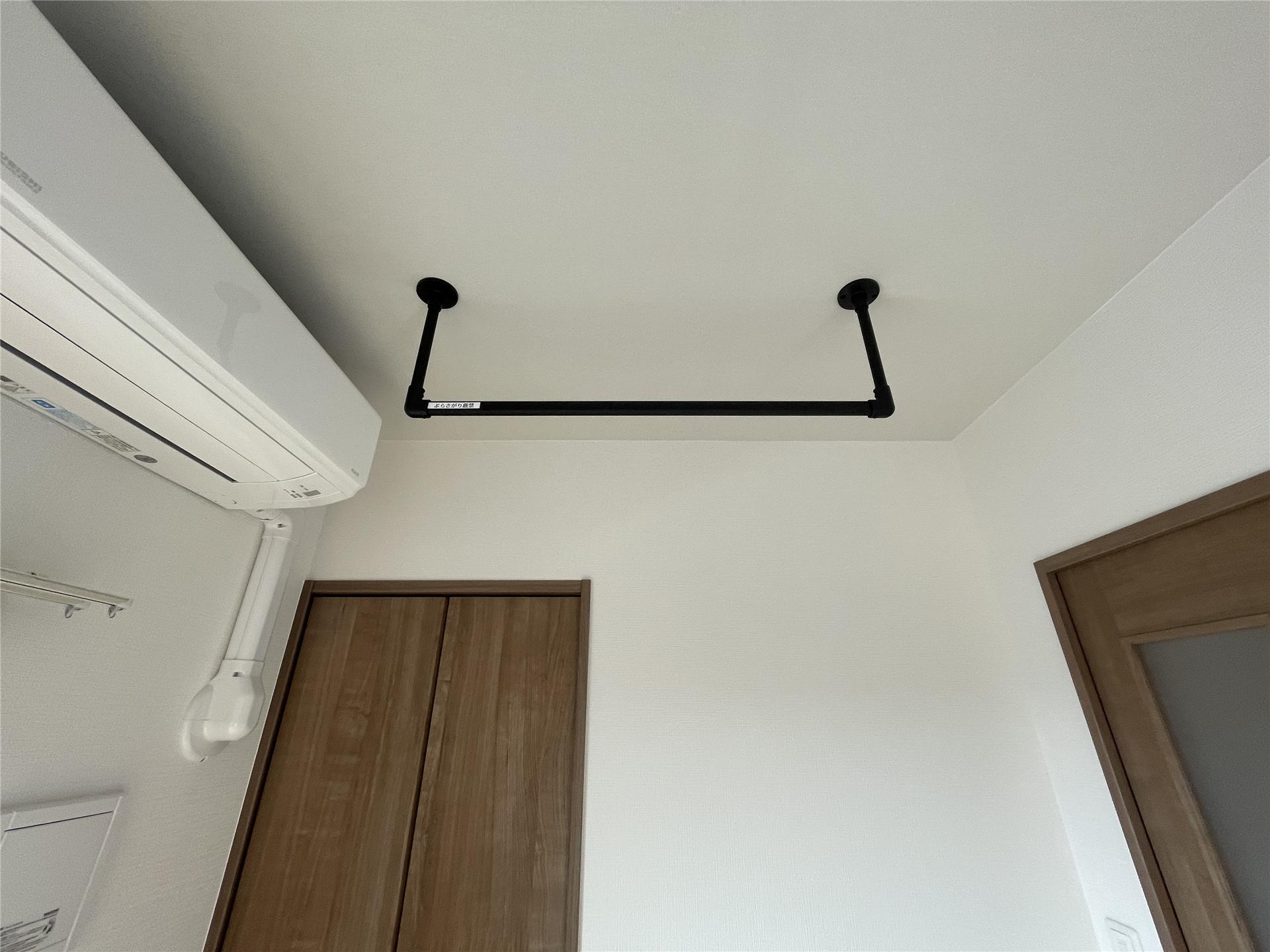 その他設備　室内物干しはおしゃれなアイアンバーです