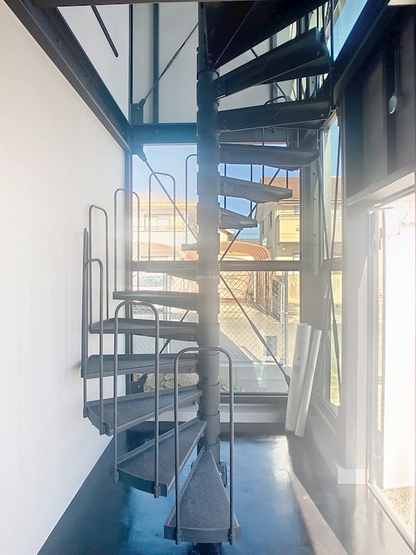 玄関　螺旋階段がおしゃれです